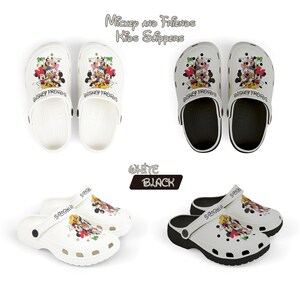 Op de afbeelding: Witte en zwarte Mickey and Friends kinderslippers. De slippers hebben een kleurrijke afbeelding van Mickey Mouse, Minnie Mouse, Donald Duck en andere Disney-personages. De tekst "Mickey and Friends Kids Slippers" is zichtbaar.