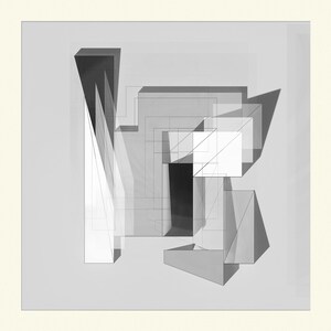 Puede incluir: Obra de arte geométrica abstracta en escala de grises. La composición presenta formas superpuestas, incluyendo triángulos, rectángulos y trapecios, creando una sensación de profundidad y dimensión. La obra está sobre un fondo gris claro.