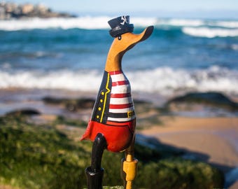 Canard Pirate en Bois 25 cm – Statue Décorative en Racine de Teck – Déco Bord de Mer – Objet Déco Maison Original  Bleu ou Rouge
