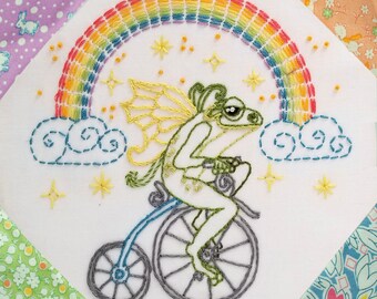 Gedrukt handborduurpatroon DIY kikkerfee, regenboog, fietsontwerp gestempeld op katoenen paneel. Maak een babyquilt of kunstcadeau voor de kinderkamer