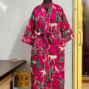 Fuchsia Safari Kimono Morgonrock – Leopard & Tropiskt Lövmönster, Vidärmad Omlottmorgonrock