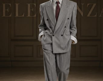 Abito doppiopetto oversize grigio chiaro da uomo – Completo elegante vintage, abito formale dalla vestibilità comoda, outfit sartoriale ispirato alla settimana della moda.