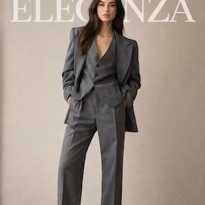 Ensemble tailleur trois pièces gris anthracite vintage pour femme : blazer à larges revers, gilet tailleur et pantalon taille haute, style rétro.