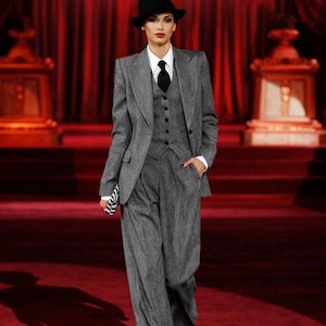 Tailleur trois pièces en tweed gris anthracite pour femme – Veste, gilet et pantalon, tenue de cérémonie sur mesure.