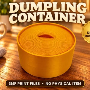 Op de afbeelding: Een ronde, mosterdgele dumplinghouder met een deksel met een textuur van cirkelvormige patronen en een kleine handgreep in het midden. De afbeelding bevat de tekst DUMPLING CONTAINER, een downloadpictogram en 3MF PRINT FILES NO PHYSICAL ITEM.