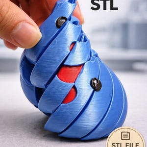 Op de afbeelding: Blauw twist fidget speelgoed met rode accenten en zwarte sluitingen. Het speelgoed is gemaakt van 3D-geprint plastic en heeft de tekst "Twist Fidget Toy STL". Een digitale download van het STL-bestand is beschikbaar.