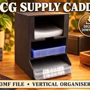 Puede incluir: Un organizador de suministros TCG negro con tres compartimentos horizontales abiertos para almacenar tarjetas. La unidad presenta el texto TCG SUPPLY CADDY en la parte superior y 3MF FILE VERTICAL ORGANISER en la parte inferior. Icono de descarga digital.