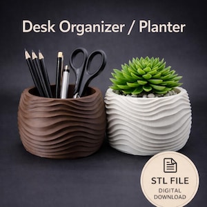 Può includere: Un organizer da scrivania marrone con matite, una penna e forbici accanto a una fioriera bianca con una succulenta verde. Il testo "Desk Organizer / Planter" è in alto. Un adesivo rotondo dice "STL FILE DIGITAL DOWNLOAD".