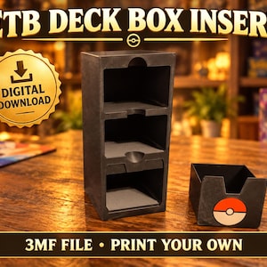 Könnte beinhalten: Ein dunkelgrauer, 3D-druckbarer Deck-Box-Einsatz mit drei offenen Fächern und einer separaten passenden Schale mit einem rot-weiß-schwarzen kreisförmigen Emblem. Der Text ETB DECK BOX INSERT, DIGITAL DOWNLOAD und 3MF FILE PRINT YOUR OWN ist sichtbar.