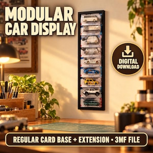 Puede incluir: Un marco de exhibición modular negro para coches montado en una pared, que contiene ocho coches de juguete en su embalaje original. El texto MODULAR CAR DISPLAY, DIGITAL DOWNLOAD y REGULAR CARD BASE + EXTENSION 3MF FILE es visible.