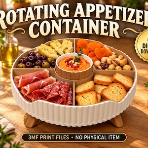 Op de afbeelding: Een witte draaibare aperitiefhouder met een geribbelde buitenkant en houten voetjes, met meerdere vakken gevuld met olijven, kaas, gedroogde abrikozen, noten, crackers en een centrale kom. De tekst luidt ROTATING APPETIZER CONTAINER.