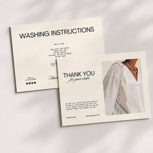 Puede incluir: Dos tarjetas color crema con texto negro. Una tarjeta dice "WASHING INSTRUCTIONS" y detalla las instrucciones de cuidado. La otra tarjeta dice "THANK YOU for your order" e incluye una foto de una camisa blanca. Se ven iconos de redes sociales.