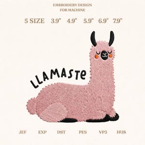 Op de afbeelding: Een geborduurd ontwerp met een roze lama met het woord "LLAMASTE" in het zwart. Het ontwerp is verkrijgbaar in 5 maten, variërend van 9,9 cm tot 20,1 cm. De tekst "EMBROIDERY DESIGN FOR MACHINE" staat bovenaan.