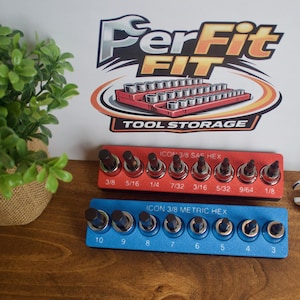 Puede incluir: Soportes de herramientas rojos y azules con puntas hexagonales. El soporte rojo tiene tamaños en pulgadas y el soporte azul tiene tamaños métricos. El logotipo de PerFit FIT y "TOOL STORAGE" son visibles en el fondo.