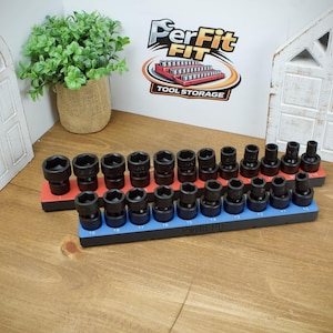 Puede incluir: Un juego de llaves de vaso negras dispuestas sobre soportes rojos y azules. La imagen incluye un logotipo que dice "PerFit FIT Tool Storage". En el fondo hay recortes decorativos de puertas de madera blanca y una planta en maceta.