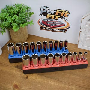 Könnte beinhalten: Zwei Sätze verchromter Steckschlüssel in blauen und roten Haltern. Die Halter sind mit Steckschlüsselgrößen beschriftet. Der Hintergrund enthält ein Schild mit der Aufschrift "PerFit Fit Tool Storage". Ein kleiner Topf mit Pflanzen und dekorative Holzausschnitte sind ebenfalls im Hintergrund.