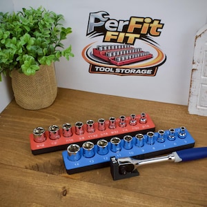Puede incluir: Dos juegos de llaves de vaso, uno rojo y otro azul, con vasos de varios tamaños. Se incluye una llave de carraca con mango azul. La imagen también presenta un logotipo que dice "PerFit FIT Tool Storage".