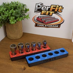 Puede incluir: Un juego de llaves de vaso cromadas en soportes rojos, con un soporte azul etiquetado "SNAP-ON 3/8 METRIC SWIVEL". La imagen también muestra un logotipo de "PerFit Fit TOOL STORAGE" y una planta en maceta.