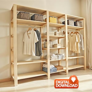 Op de afbeelding: Een lichtgekleurde houten kastorganizer met meerdere planken en hangstangen. De kast toont diverse items, waaronder opgevouwen kleding, dozen en hangende shirts. De afbeelding bevat een "DIGITALE DOWNLOAD" afbeelding.