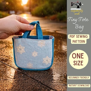 Può includere: Piccola borsa tote azzurra con motivi a fiocco di neve bianchi. La borsa ha un manico e un bordo blu abbinati. Il testo sull'immagine recita "Tiny Tote Bag", "PDF Sewing Pattern", "One Size", "Beginner Friendly" e "Instant Download".