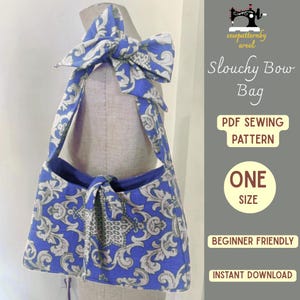 Può includere: Una borsa a fiocco morbida con motivo blu e bianco con un dettaglio a fiocco abbinato sul cinturino. La borsa ha una forma rettangolare e un interno blu. Il testo sull'immagine recita "Slouchy Bow Bag", "PDF Sewing Pattern", "One Size", "Beginner Friendly" e "Instant Download".