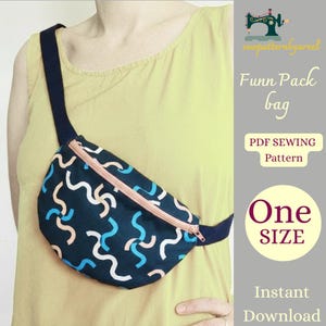 Puede incluir: Un bolso de cintura azul marino con un patrón repetido de líneas onduladas blancas, azul claro y melocotón. El bolso tiene una cremallera color melocotón y una correa azul marino. El texto "Funn Pack Bag" y "One Size" son visibles.