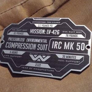 Especificaciones del traje ALIEN MK50 COMPRESIÓN personalizado Placa de datos Prop Aliens USCM