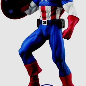 Pu&ograve; includere: Una action figure di Capitan America blu, rossa e bianca in piedi su una base con un emblema circolare blu e bianco che recita "World War II Living Legend Captain America The First Avenger 19 42".