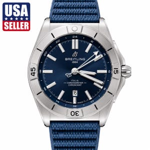 Könnte beinhalten: Eine Breitling Chronomat-Uhr mit blauem Zifferblatt und blauem Kautschukarmband. Die Uhr hat eine silberfarbene Lünette und ein silberfarbenes Gehäuse. Das Zifferblatt hat silberfarbene Zeiger und Markierungen. Der Text "BREITLING 1884" und "ITALIA - CHRONOMETER - CHRONOMAT" ist ebenfalls vorhanden.