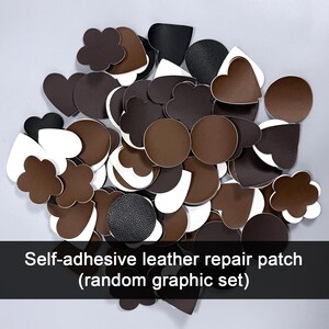 Könnte beinhalten: Eine Sammlung selbstklebender Lederreparaturflicken in verschiedenen Formen wie Kreisen, Herzen und Blumen. Die Flicken haben strukturierte Oberflächen in Schwarz, Dunkelbraun und Mittelbraun, wobei das weiße Trägerpapier sichtbar ist.