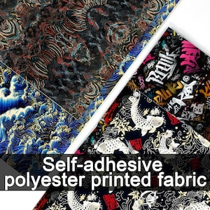 Puede incluir: Tejido impreso de poliéster autoadhesivo con diversos patrones. Los diseños incluyen olas oceánicas azules, peces koi y remolinos abstractos en negro, rojo y dorado. El tejido también presenta texto estilo grafiti.