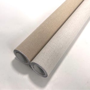 Può includere: Un cartello in legno fatto a mano con la scritta "Benvenuto" in un carattere giocoso. Il cartello presenta una finitura invecchiata e un design semplice e rustico, perfetto per una porta d'ingresso. Il cartello è largo circa 30 cm.