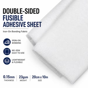 Può includere: Primo piano di un foglio adesivo fusibile bifacciale bianco. Il foglio è un tessuto adesivo a caldo, leggero e flessibile. Lo spessore è di 0,15 mm, il peso è di 23 g/m² e la dimensione è di 20 cm x 10 m.