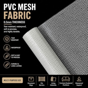 Pode incluir: Rolo de tecido de malha de PVC branco, com 0,3 mm de espessura. A imagem destaca a resistência ao rasgo, à prova d'água e a durabilidade do material. A malha é mostrada desenrolada, revelando sua estrutura em grade. Para sacos, barreiras e mais.