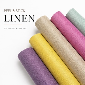 Puede incluir: Rollos de papel pintado de lino autoadhesivo en varios colores, incluyendo morado, amarillo, beige, rosa y verde. Los rollos están dispuestos en diagonal, con el texto "PEEL & STICK LINEN" visible.