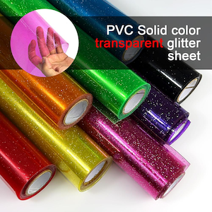 Può includere: Rotoli di fogli glitterati trasparenti in PVC a tinta unita. I rotoli sono in vari colori, tra cui rosso, giallo, arancione, verde, blu, viola e nero. Il testo "PVC Solid color transparent glitter sheet" è visibile.
