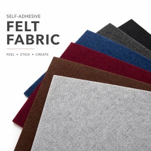 Può includere: Una selezione di fogli di tessuto in feltro autoadesivo in vari colori, tra cui grigio, marrone, bordeaux, blu e nero. Il testo sull'immagine recita "SELF-ADHESIVE FELT FABRIC" e "PEEL • STICK • CREATE".