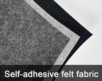Może przedstawiać: Zbliżenie warstwowej, samoprzylepnej tkaniny filcowej w odcieniach szarości i czerni. Tekst "Self-adhesive felt fabric" jest wyświetlany u dołu obrazu. Filc ma teksturowaną powierzchnię.