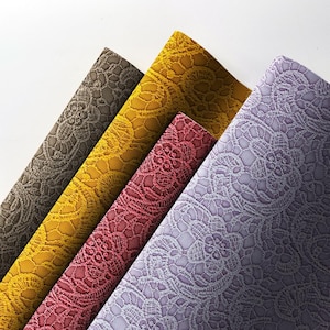 Könnte beinhalten: Nahaufnahme von vier Stoffmustern in Braun-, Gelb-, Rot- und Lilatönen. Jedes Muster weist ein detailliertes, sich wiederholendes Spitzenmuster auf. Die Stoffe sind schräg gefaltet, wodurch die Textur und die Farbvariationen zur Geltung kommen.