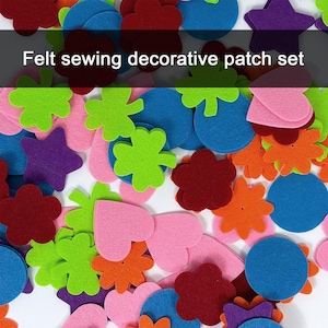 Op de afbeelding: Een verzameling kleurrijke vilten decoratieve naaipatches in verschillende vormen, waaronder bloemen, harten, sterren en cirkels. De patches zijn in tinten rood, roze, oranje, groen, blauw en paars. Tekst op de afbeelding luidt "Felt sewing decorative patch set."