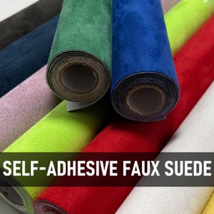 Könnte beinhalten: Gerollte selbstklebende Kunstwildlederstoffe in verschiedenen Farben, darunter Grün, Blau, Rot und Rosa. Das Bild zeigt die Stoffrollen mit dem Text "SELF-ADHESIVE FAUX SUEDE" am unteren Rand.
