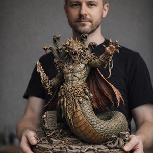 Könnte beinhalten: Detaillierte Fantasy-Skulptur einer mehrköpfigen schlangenartigen Kreatur mit menschlichem Torso, die einen Dolch hält. Die Figur ist überwiegend grün und braun, mit einem roten Umhang und aufwendigen Details. Die Skulptur ist auf einem Holzsockel montiert.