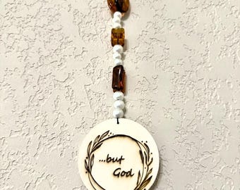 Ale Bóg – zawieszka do samochodu | Chrześcijańska dekoracja ścienna | Grawerowana ozdoba z drewna | Dom wiary | Widok z tyłu