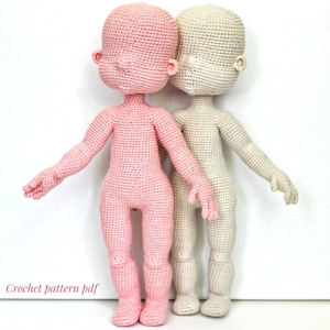 Könnte beinhalten: Zwei gehäkelte Puppenkörper, einer hellrosa, der andere cremefarben. Beide Puppen haben die Arme ausgestreckt und stehen nebeneinander. Der Text "Crochet pattern pdf" befindet sich in der unteren linken Ecke.