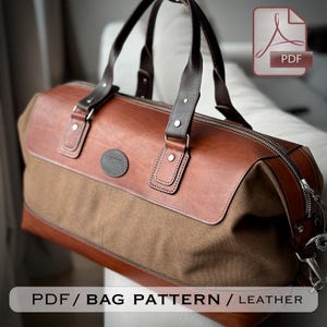 Op de afbeelding: Een bruine en beige leren en canvas duffeltas met donkerbruine leren handvatten en afwerking. De tas heeft een ritssluiting en een rond embleem aan de voorkant. De tekst "PDF / BAG PATTERN / LEATHER" is inbegrepen.