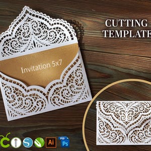 Op de afbeelding: Witte lasergesneden uitnodigingsenvelop met ingewikkelde bloempatronen, met een goudkleurige kaart met de tekst "Invitation 5x7". De afbeelding bevat ook een kleinere envelop en de tekst "CUTTING TEMPLATE".