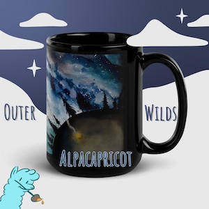 Può includere: Tazza in ceramica nera con un disegno ad acquerello di un cielo stellato e alberi stilizzati. La tazza presenta le scritte "Outer Wilds" e "Alpacapricot". La tazza ha un manico grande ed è adatta per bevande calde o fredde.
