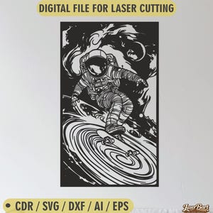 Puede incluir: Diseño en blanco y negro cortado con láser de un astronauta montando en monopatín sobre una superficie arremolinada. El astronauta lleva un traje espacial. El texto en la parte superior dice "DIGITAL FILE FOR LASER CUTTING". El texto inferior dice "CDR / SVG / DXF / AI / EPS".