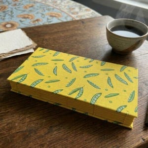 Handgemaakt notitieboek met koptisch stiksel - 'Sweet Pea' - lang, smal - blanco geel papier