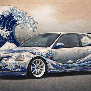 Könnte beinhalten: Ein weißes Fließheck-Auto mit einer individuellen Lackierung, die das berühmte japanische Kunstwerk "Die große Welle vor Kanagawa" zeigt. Das Design umfasst blaue Wellen und eine Berglandschaft mit blauen Akzenten an Karosserie und Rädern.